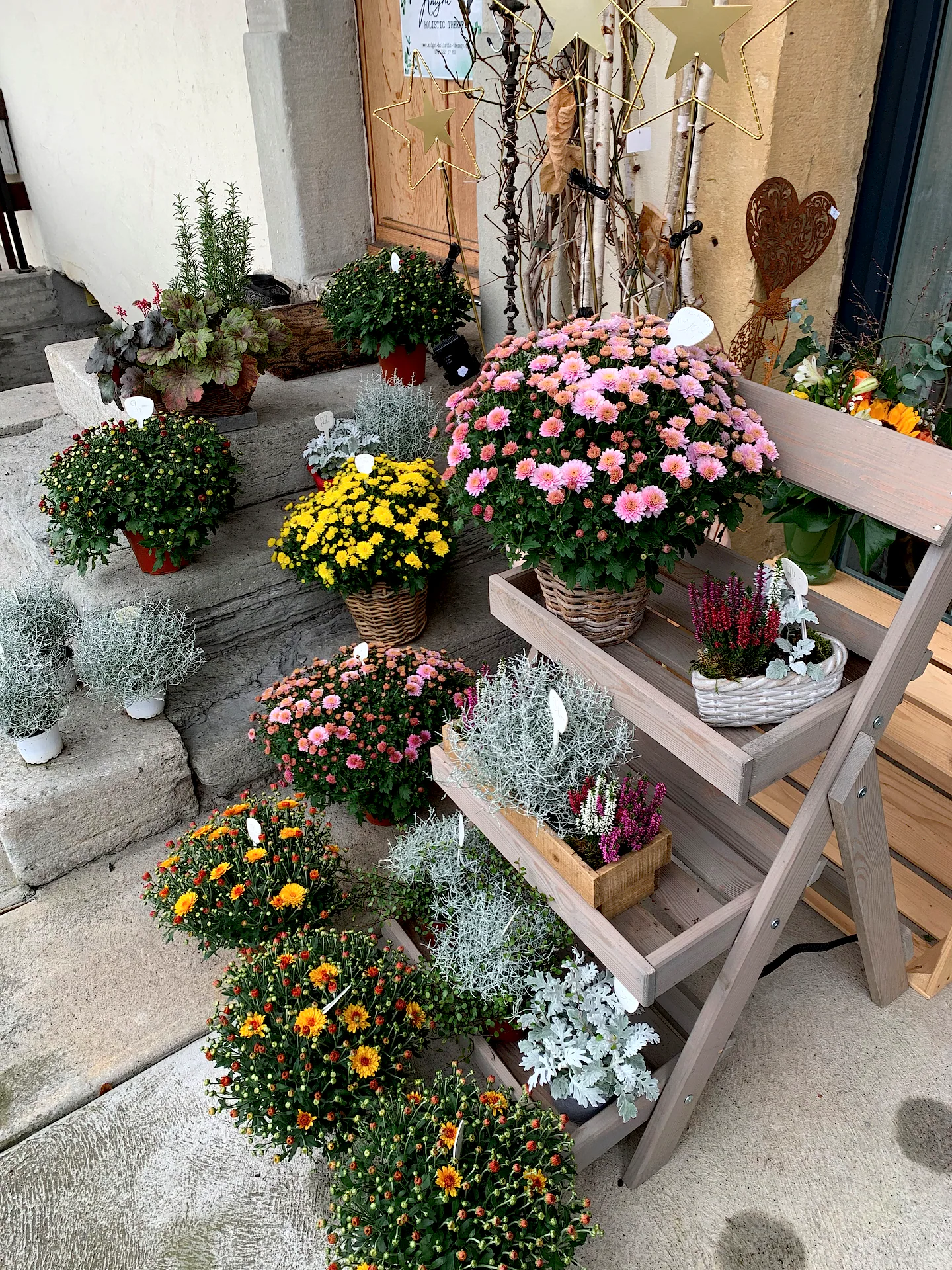 Herbstliches Gesteck von Blumen am Lindenweg (Bild 2)