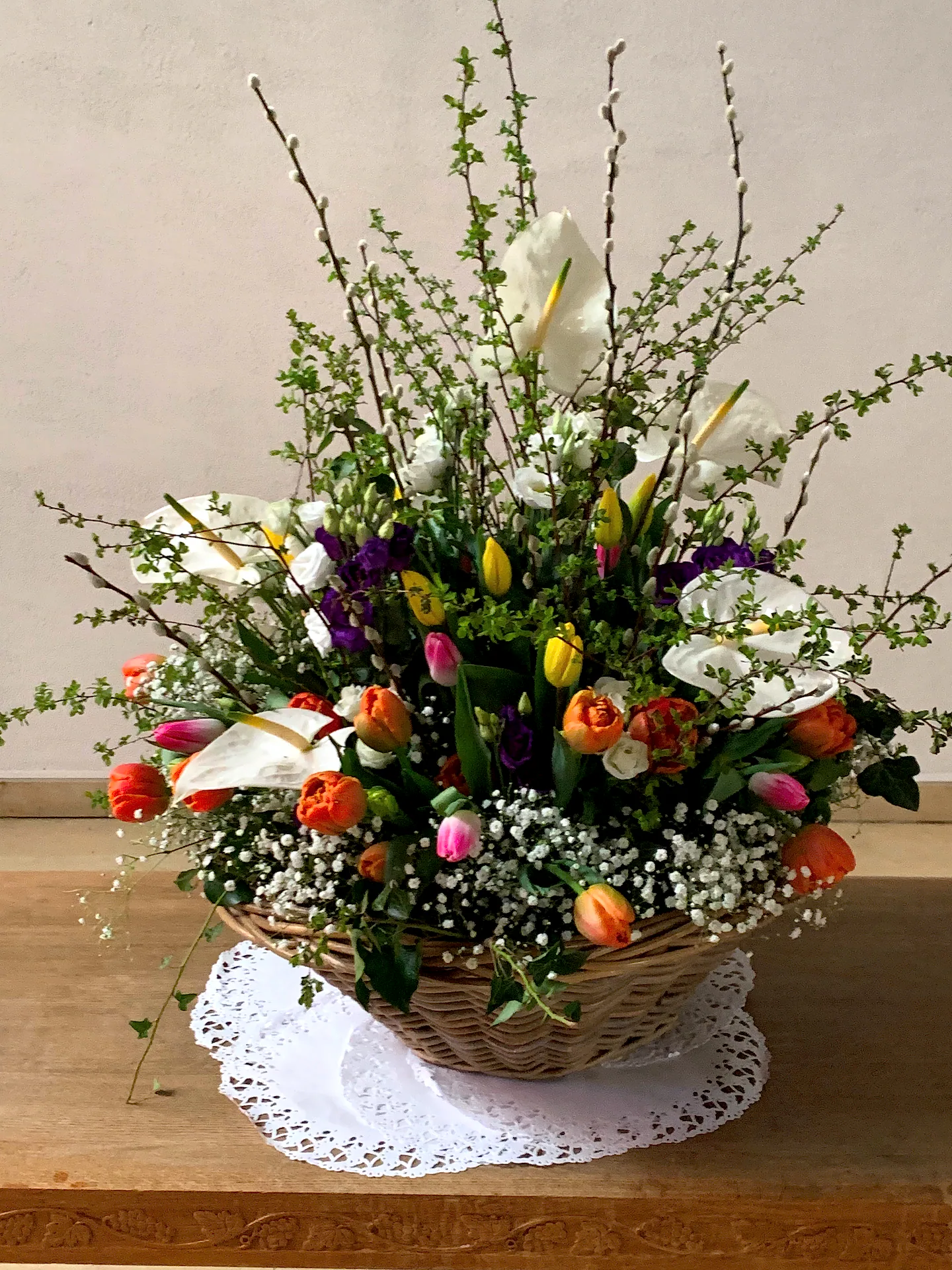 Österliches Gesteck mit Frühlingsblumen von Blumen am Lindenweg (Bild 3)