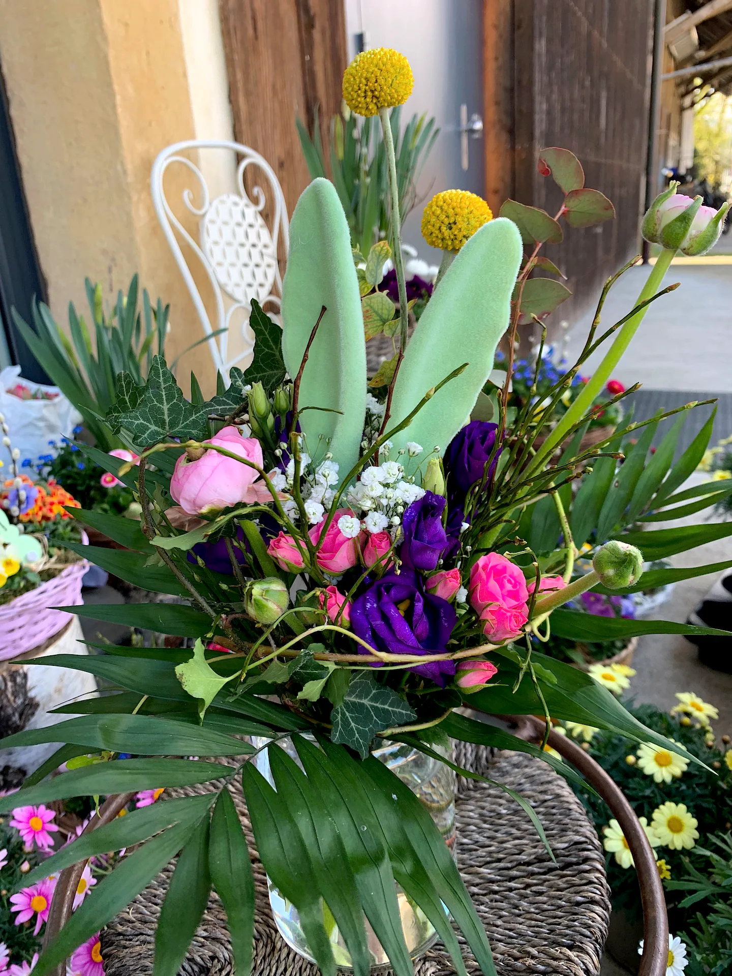 Österliches Gesteck mit Frühlingsblumen von Blumen am Lindenweg (Bild 5)