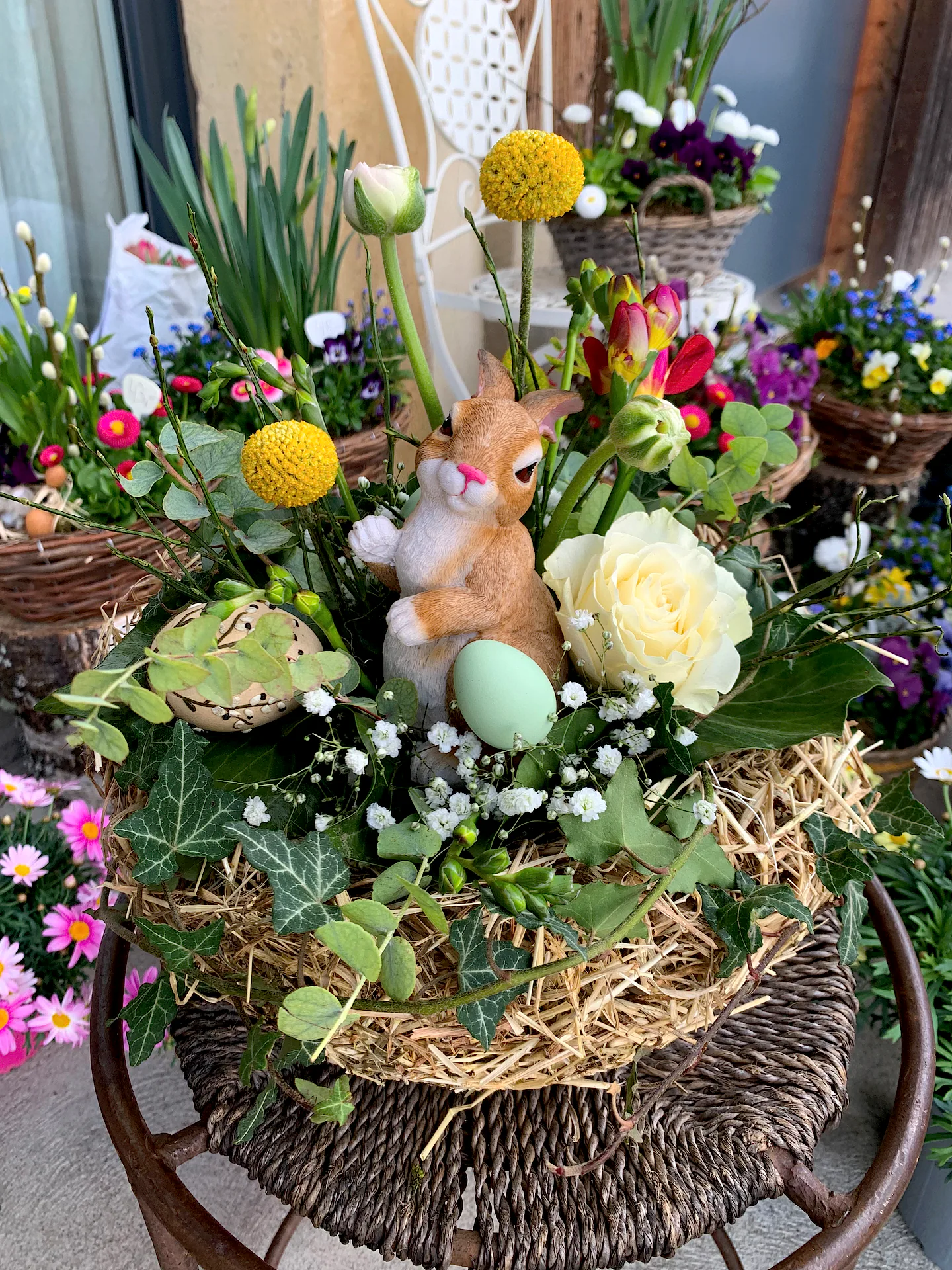 Österliches Gesteck mit Frühlingsblumen von Blumen am Lindenweg (Bild 6)