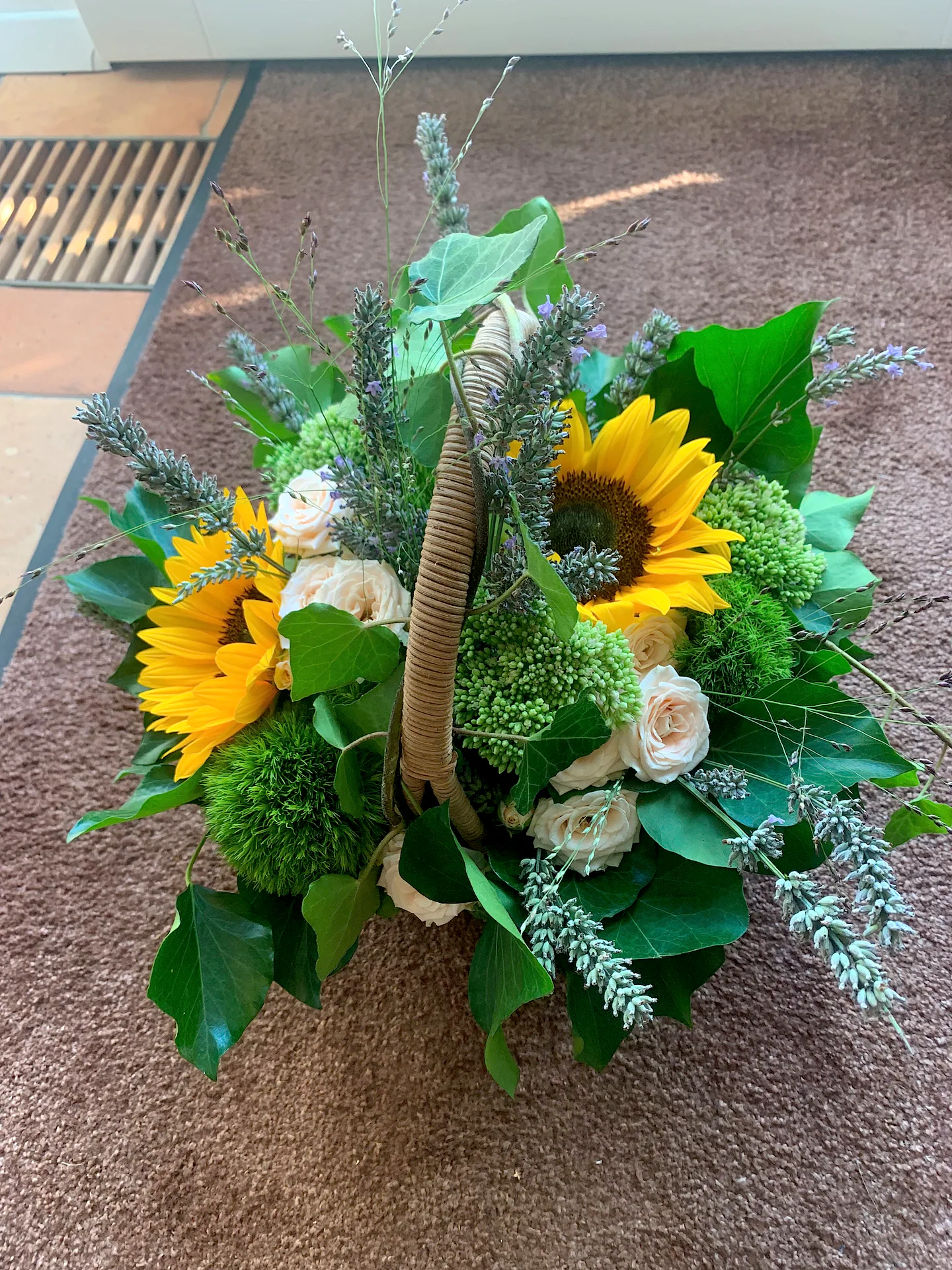 Handgebundener Strauss von Blumen am Lindenweg (Bild 5)