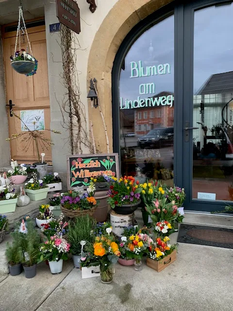 Handgebundener Strauss von Blumen am Lindenweg (Bild 1)