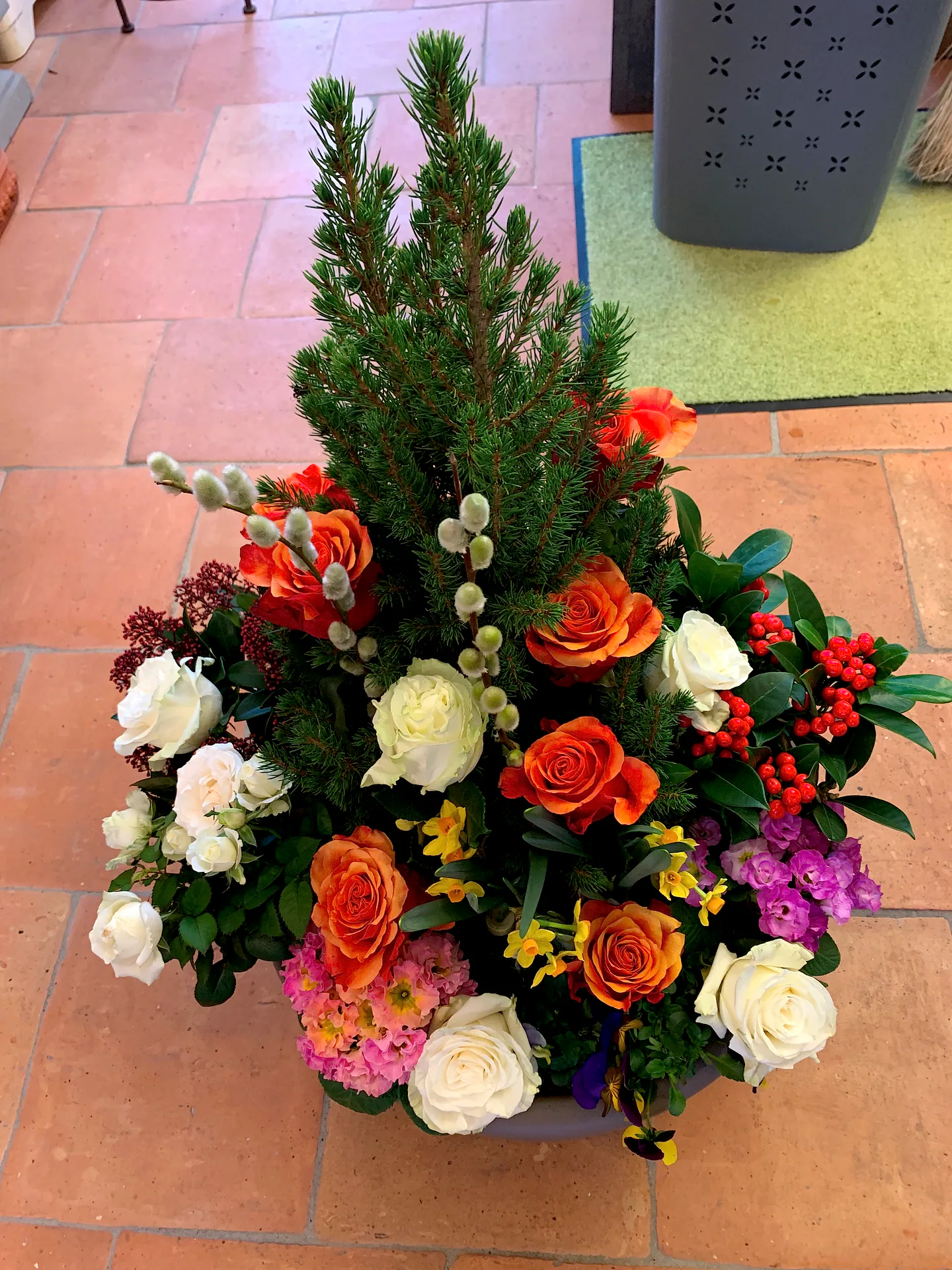 Trauergesteck von Blumen am Lindenweg (Bild 5)