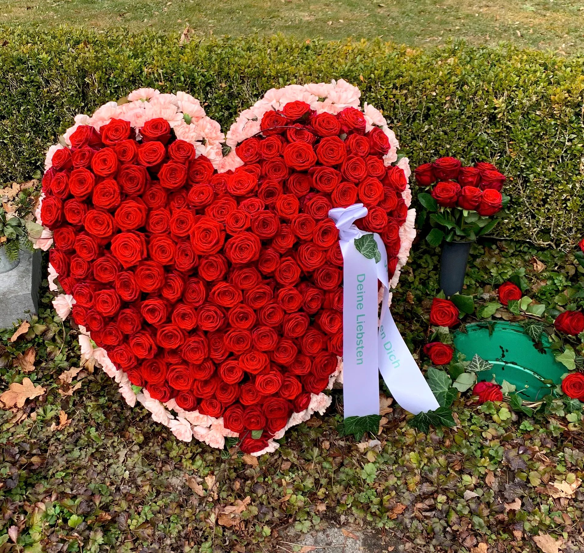 Trauergesteck von Blumen am Lindenweg (Bild 10)