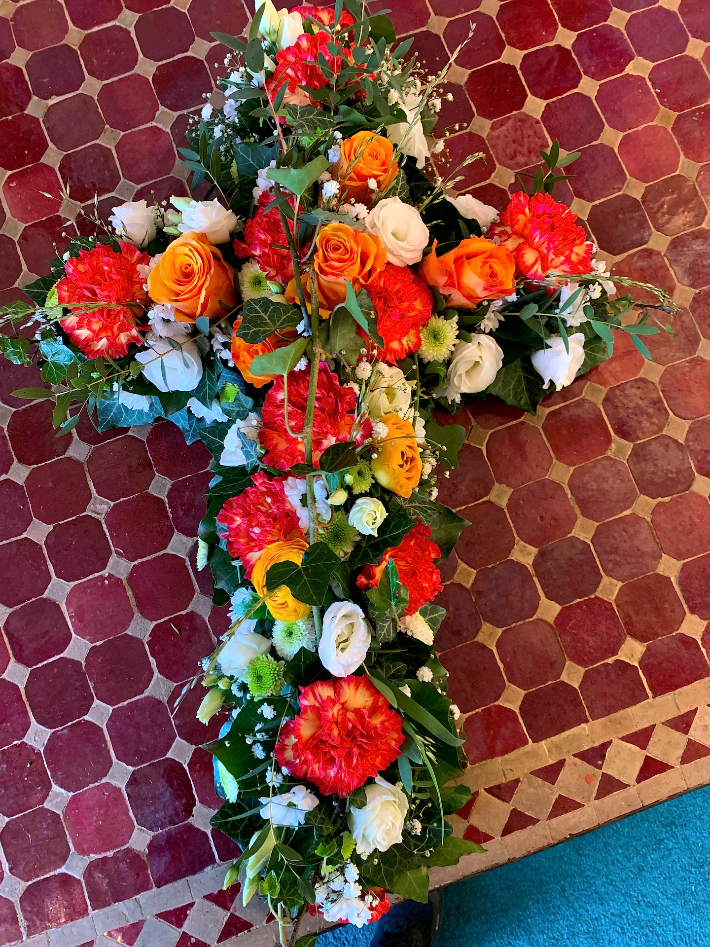 Trauergesteck von Blumen am Lindenweg (Bild 11)