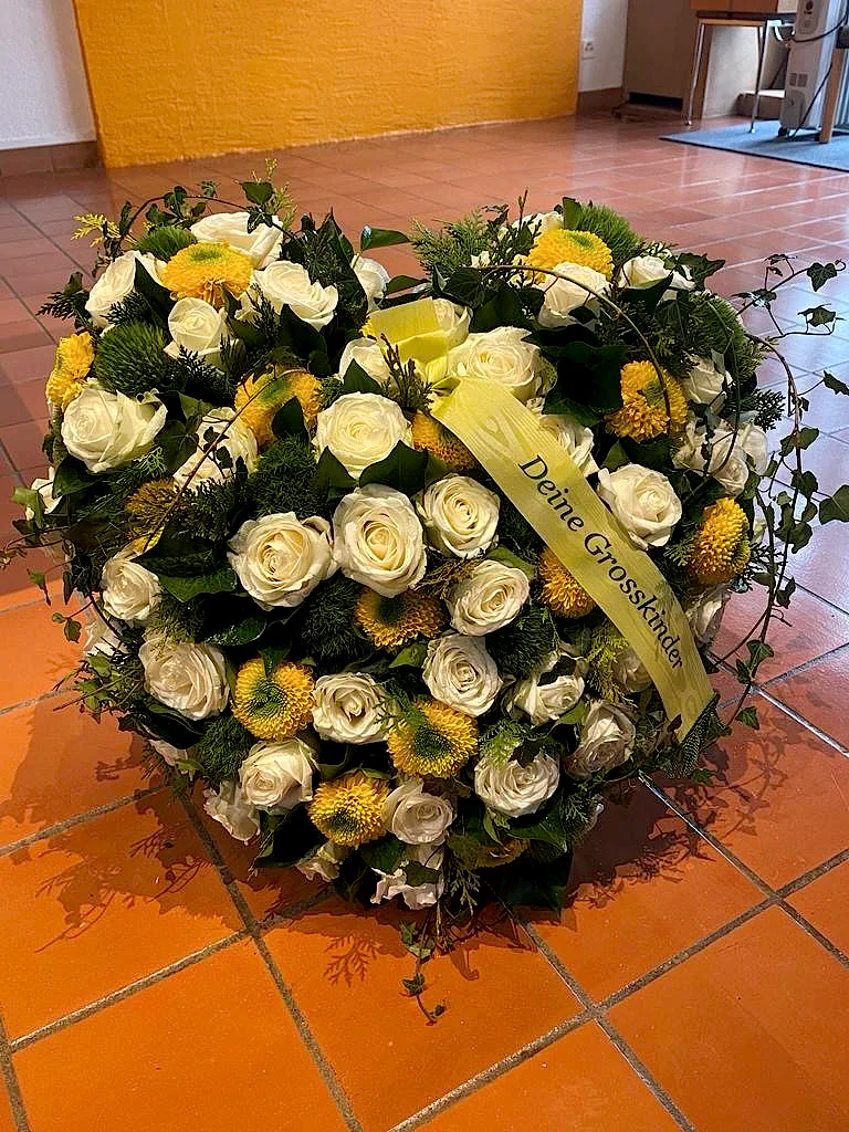 Trauergesteck von Blumen am Lindenweg (Bild 12)