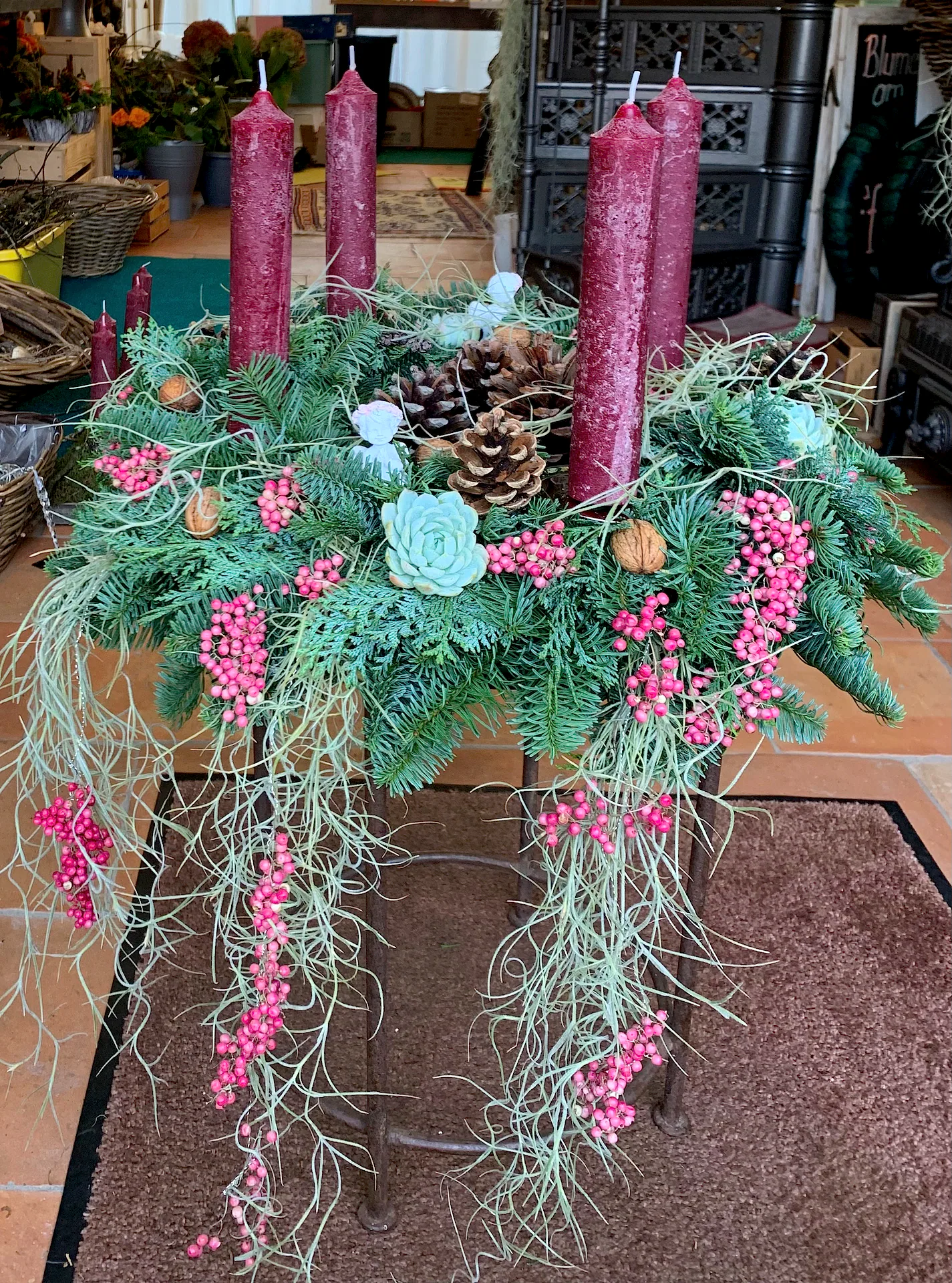 Weihnachtliches Gesteck von Blumen am Lindenweg (Bild 2)