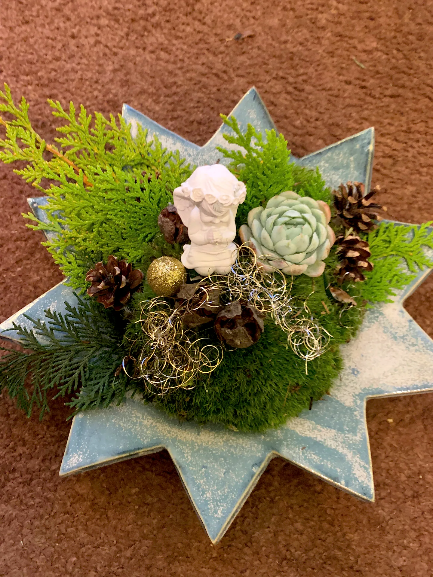 Weihnachtliches Gesteck von Blumen am Lindenweg (Bild 4)