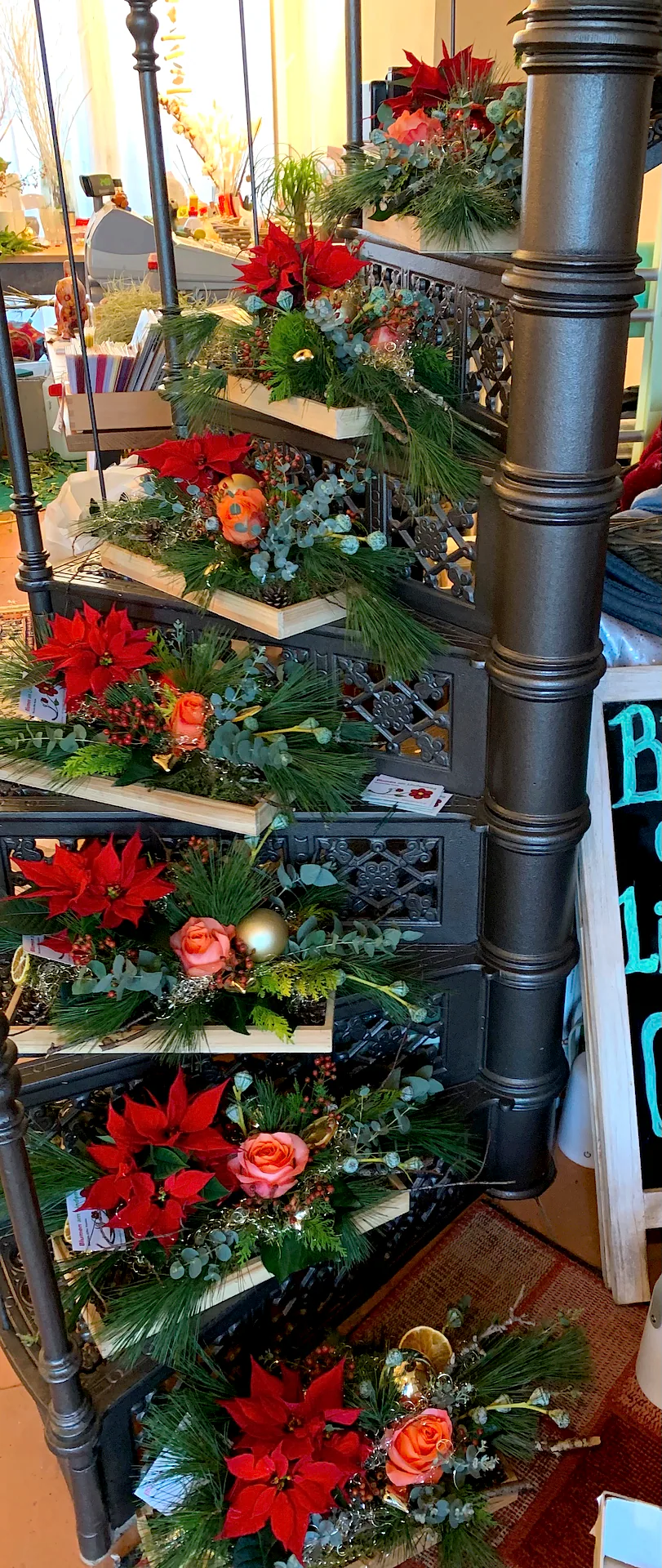 Weihnachtliches Gesteck von Blumen am Lindenweg (Bild 5)